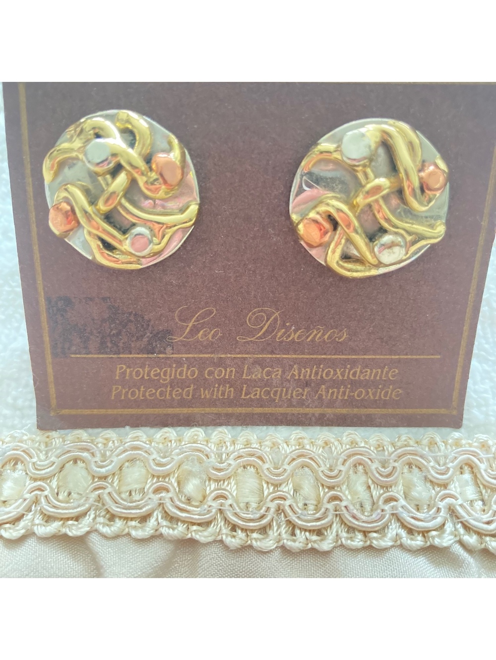 Vintage Leo” Diseno’s tricolor stud earrings